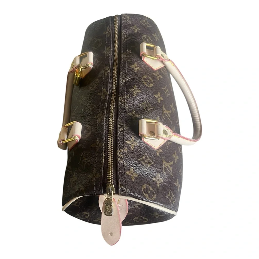 Louis Vuitton Speedy bag in monogram canvas with cream trim. - Picture 7 of 10